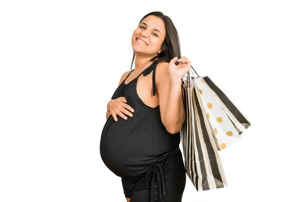 Porträt Einer Schwangeren Frau Mit Einkaufstaschen Vor Weißem Hintergrund Ladenkonzept — Stockfoto
