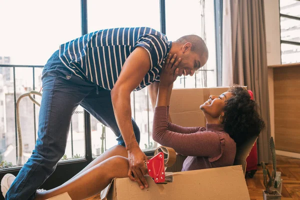 在搬家的日子里 这对快乐的拉丁夫妇在新房子里用纸板箱玩乐的画像 房地产概念 — 图库照片