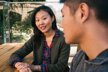Genç Asyalı bir çiftin portresi randevudan zevk alıyor ve birlikte iyi vakit geçiriyor. Aşk kavramı..