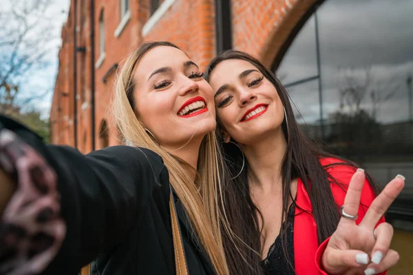 Retrato Dois Jovens Amigos Tirando Uma Selfie Livre Rua Estilo — Fotografia de Stock