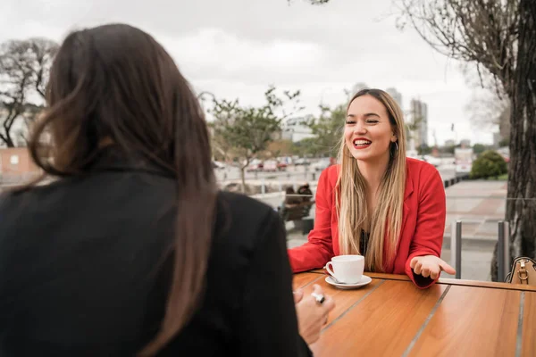 Porträt Zweier Junger Freunde Die Beim Kaffeetrinken Gute Zeit Miteinander — Stockfoto