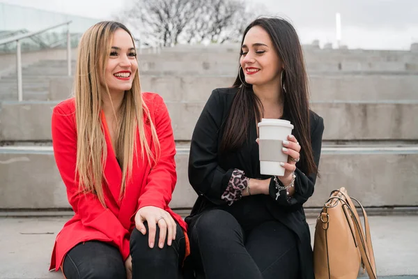 Retrato Dos Jóvenes Amigos Pasando Buen Rato Juntos Mientras Están —  Fotos de Stock