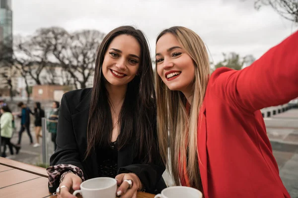 Retrato Dois Jovens Amigos Tirando Uma Selfie Juntos Enquanto Estavam — Fotografia de Stock