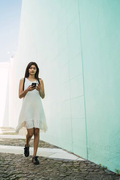 Retrato Una Joven Latina Usando Teléfono Móvil Aire Libre Calle —  Fotos de Stock