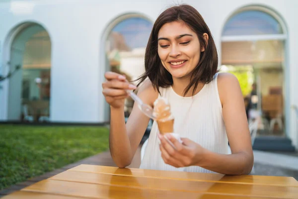 Retrato Mulher Jovem Desfrutando Tempo Ensolarado Enquanto Come Sorvete Livre — Fotografia de Stock