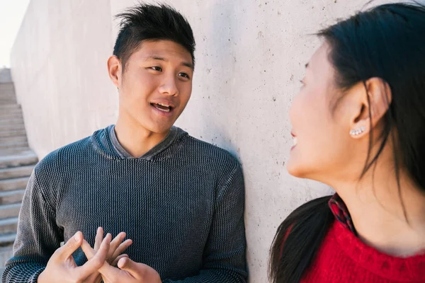 Porträt Eines Schönen Asiatischen Paares Das Sich Unterhält Während Sich — Stockfoto