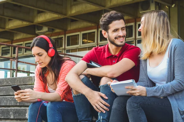 Portrait Von Studenten Die Eine Pause Machen Und Sich Auf — Stockfoto