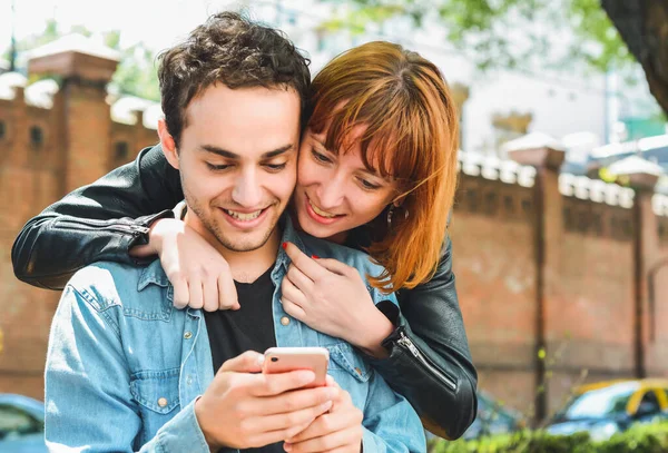 Porträt Eines Jungen Paares Das Spaß Hat Und Sein Handy — Stockfoto