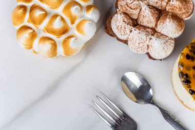 Lezzetli mini çikolataya, limonlu turtaya ve tutkulu meyveli keke yakın plan. Pişirme kavramı.