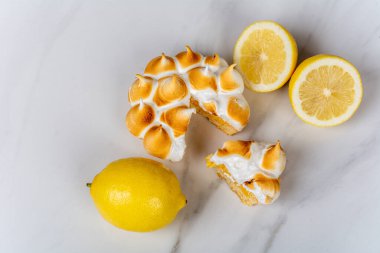 Lezzetli limonlu turtaya yakın çekim. Yiyecek konsepti