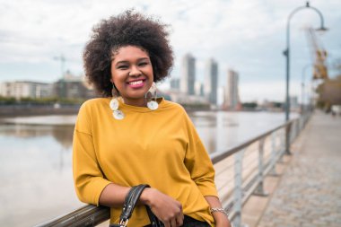 Sokakta kendine güveni olan güzel Afro-Amerikan bir kadının portresi. Şehir konsepti.