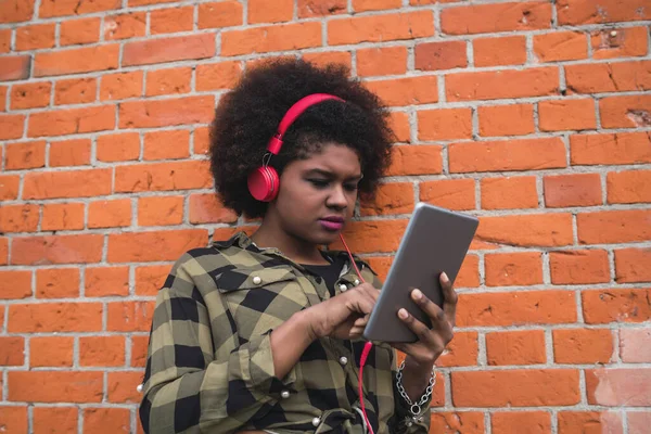 Egy Fiatal Afro Amerikai Portréja Aki Digitális Tabletjét Használja Piros — Stock Fotó