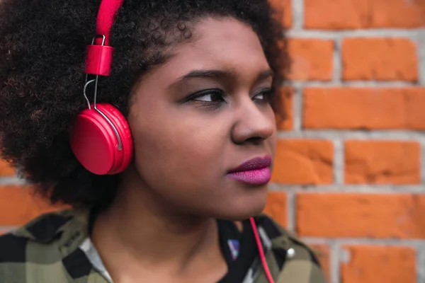 Portrét Mladé Afro Americké Latinské Ženy Která Poslouchá Hudbu Sluchátky — Stock fotografie