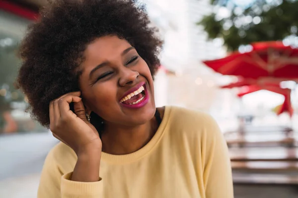 Közelkép Egy Gyönyörű Afro Amerikai Latin Nőről Aki Mosolyog Szép — Stock Fotó