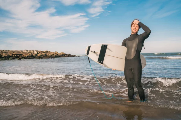 Junger Surfer Steht Mit Seinem Surfbrett Schwarzen Surfanzug Meer Sport — Stockfoto
