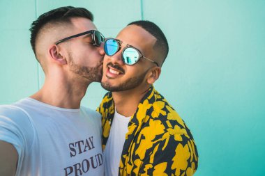 Mutlu eşcinsel çift portresi. Birlikte zaman geçirip sokakta kucaklaşıyorlar. Lgbt ve Aşk Konsepti.
