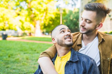 Mutlu eşcinsel çiftin portresi. Birlikte vakit geçirip parkta buluşuyorlar. Lgbt ve Aşk Konsepti.
