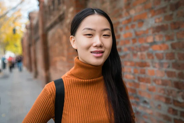 Portrét Mladé Krásné Asijské Ženy Stojící Venku Ulici Urban Concept — Stock fotografie