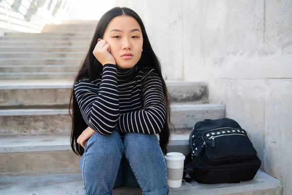 Retrato Jovem Mulher Asiática Com Expressão Pensativa Sentado Escadas Concreto — Fotografia de Stock