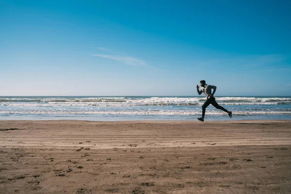 Портрет Спортсмена Біжить Пляжі Спорт Фітнес Здоровий Спосіб Життя — стокове фото