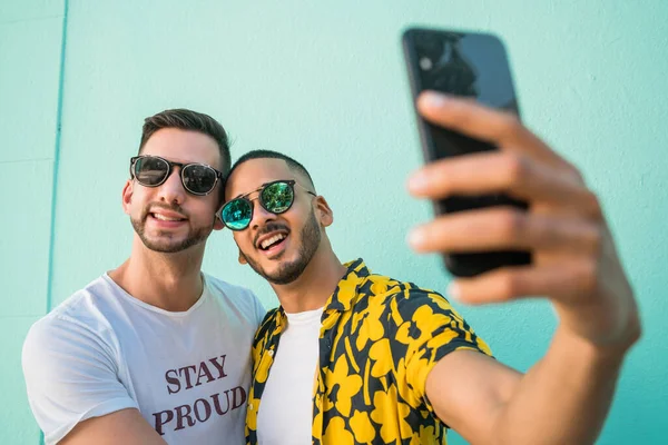 幸せなゲイのカップルの肖像画は一緒に時間を過ごし 携帯電話で自撮りをします Lgbt Love Concept — ストック写真