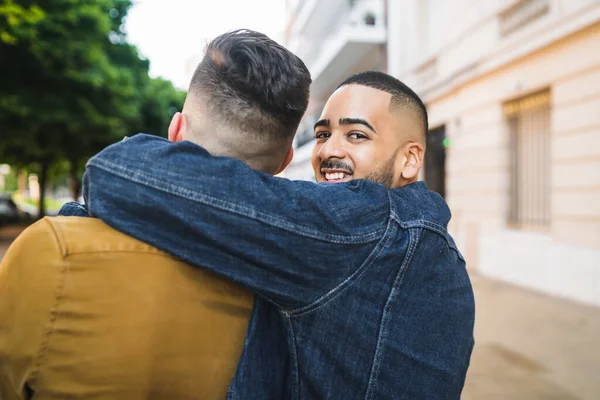 Retrato Casal Gay Feliz Passando Tempo Juntos Abraçando Rua Lgbt — Fotografia de Stock