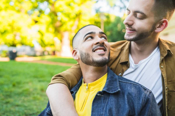 Retrato Casal Gay Feliz Passar Tempo Juntos Ter Encontro Parque — Fotografia de Stock