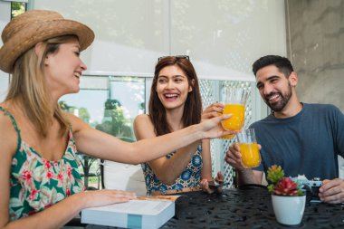 Üç gezgin arkadaşın portresi. Biraz zaman geçiriyorlar ve oteldeki gezilerini düzenliyorlar. Seyahat ve yaşam tarzı kavramı.