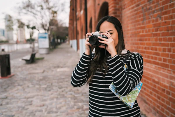 Açık Havada Profesyonel Dijital Kamera Kullanan Genç Fotoğrafçı Kadının Portresi — Stok fotoğraf