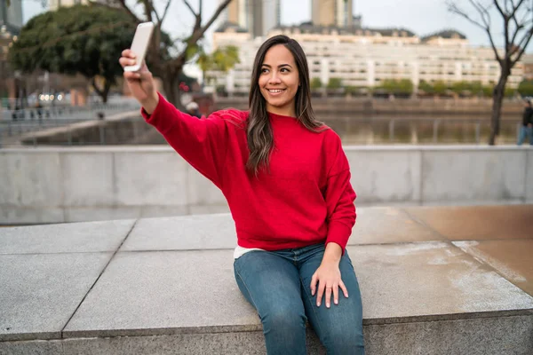 Portrait Belle Jeune Femme Prenant Selfies Avec Son Téléphone Mophile — Photo