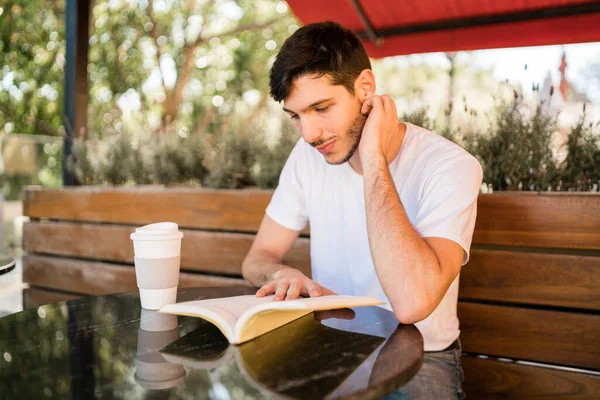 Retrato Del Hombre Caucásico Disfrutando Del Tiempo Libre Leyendo Libro — Foto de Stock