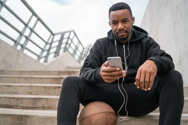 Porträtt Atletisk Man Som Använder Sin Mobiltelefon Paus Från Träningen — Stockfoto