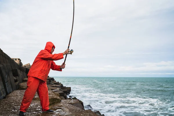 Portrait Vieil Homme Pêchant Sur Les Rochers Mer Concept Pêche — Photo