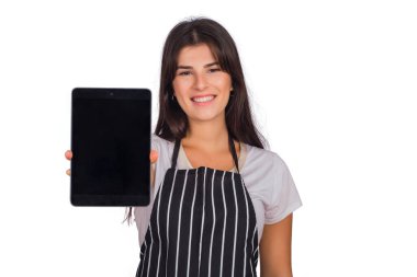 Çizgili önlük giyen ve stüdyoda tablette bir şey gösteren güzel bir kadın şef portresi. reklam ve aşçılık konsepti.