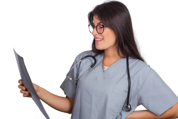 Potret Dokter Wanita Muda Dengan Stetoskop Dan Melihat Scan Tulang — Stok Foto