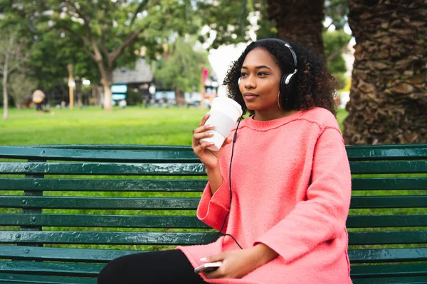 Portré Fiatal Afro Amerikai Nőről Aki Kávét Iszik Zenét Hallgat — Stock Fotó