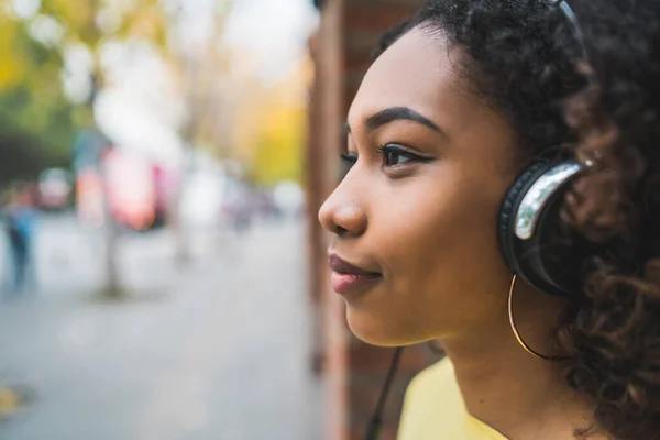 Egy Fiatal Afro Amerikai Portréja Aki Fülhallgatóval Hallgatja Zenét Utcán — Stock Fotó