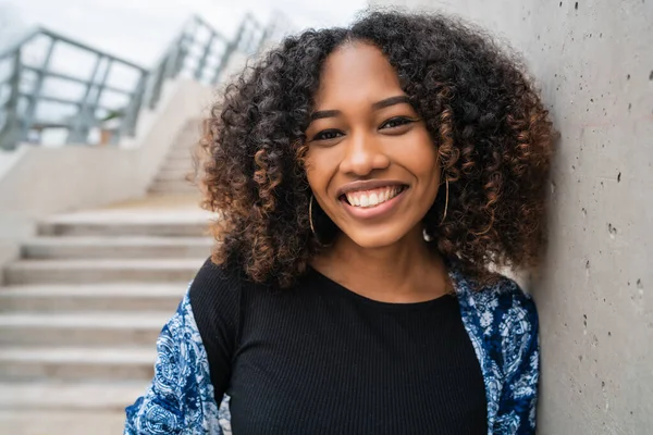 Ritratto Bella Giovane Donna Afro Americana Con Capelli Ricci Piedi — Foto Stock