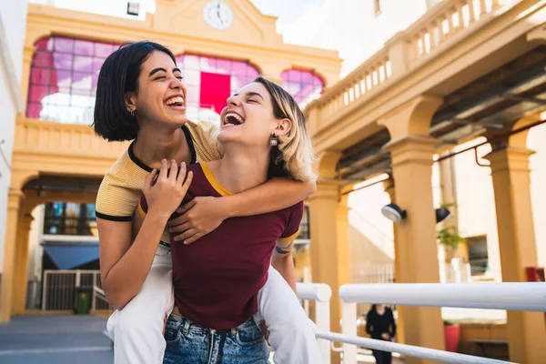 Retrato Casal Lésbico Adorável Passar Tempo Juntos Divertindo Rua Conceito — Fotografia de Stock