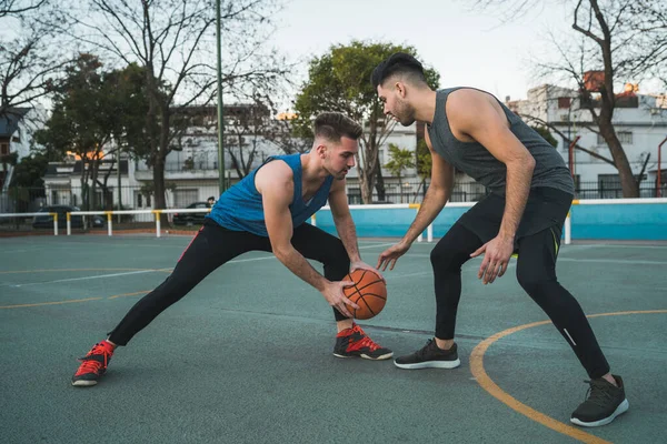 Retrato Dos Jóvenes Amigos Jugando Baloncesto Divirtiéndose Cancha Aire Libre —  Fotos de Stock