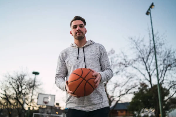 Potret Pemain Basket Muda Bermain Luar Ruangan Konsep Olahraga Konsep — Stok Foto