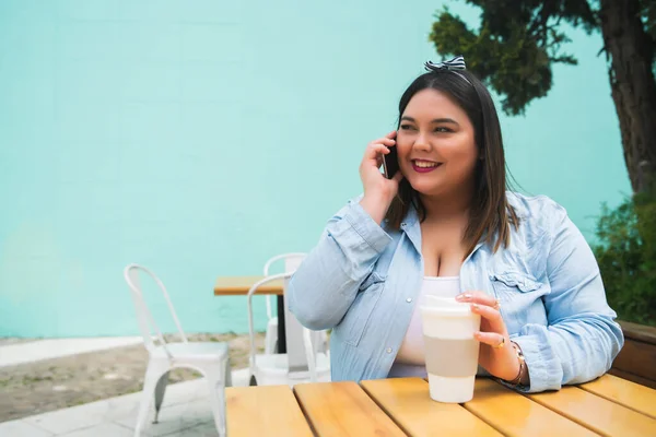 Ritratto Giovane Donna Size Che Parla Telefono Seduta All Aperto — Foto Stock