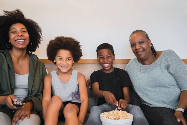 Portret Afroamerykańskiej Babci Matki Dzieci Oglądających Film Jedzących Popcorn Siedząc — Zdjęcie stockowe