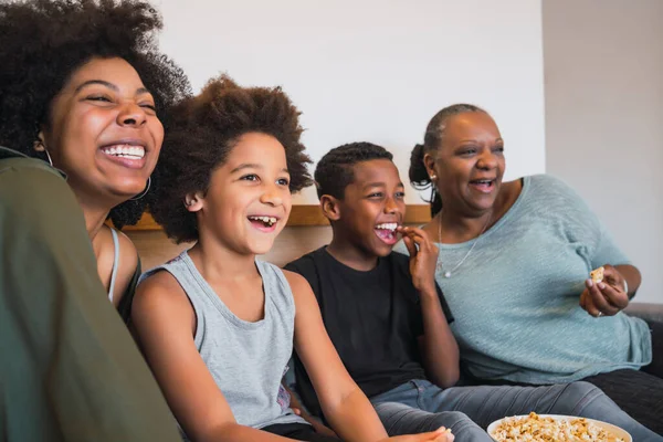 Portrét Afroamerické Babičky Matky Dětí Jak Dívají Film Jedí Popcorn — Stock fotografie