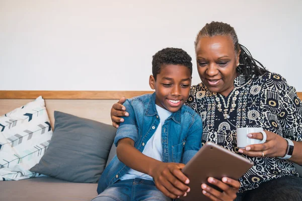 Ritratto Nonna Nipote Che Scattano Selfie Con Tablet Digitale Mentre — Foto Stock