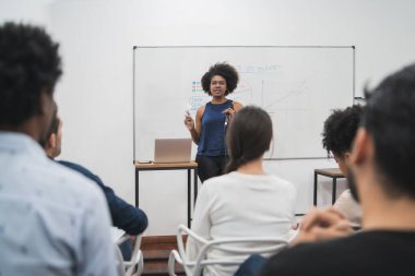 Ofiste bir grup yaratıcı tasarımcıyla beyin fırtınası toplantısına liderlik eden yönetici kadın. Lider ve iş konsepti