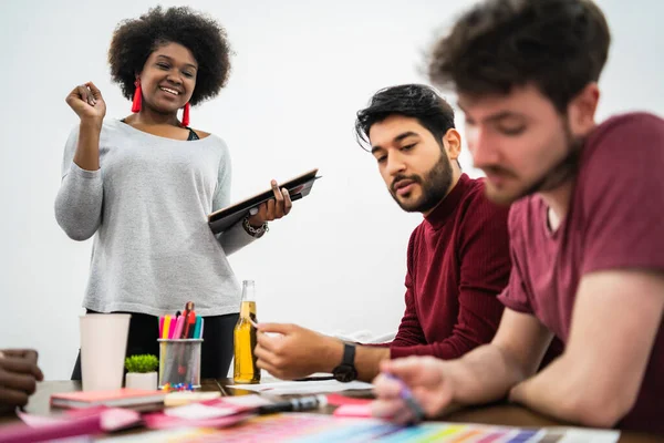 Mujer Gerente Dirigiendo Una Reunión Lluvia Ideas Con Grupo Diseñadores — Foto de Stock