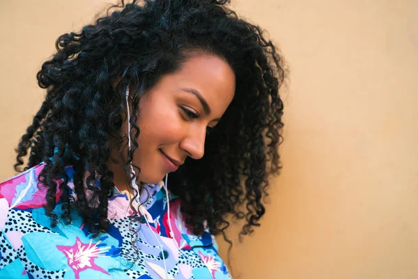 Portrait Young Afro Woman Enjoying Listening Music Earphones Technology Lifestyle — Stock Photo, Image