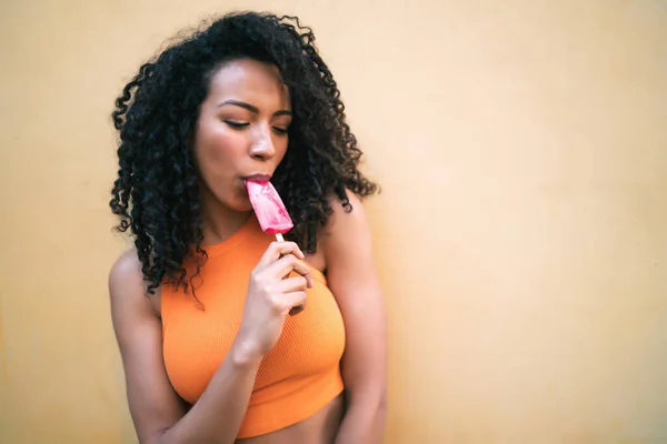 Portrait Jeune Femme Afro Américaine Appréciant Été Mangeant Une Glace — Photo