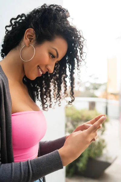젊은아 아메리칸 여성의 초상화그녀의 전화를 사용하고 메시지를 보내는 의사소통 — 스톡 사진